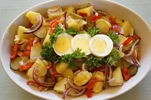 Salata de cartofi cu castraveti murati, ceapa rosie si ardei gras