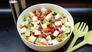 Salata greceasca cu branza feta