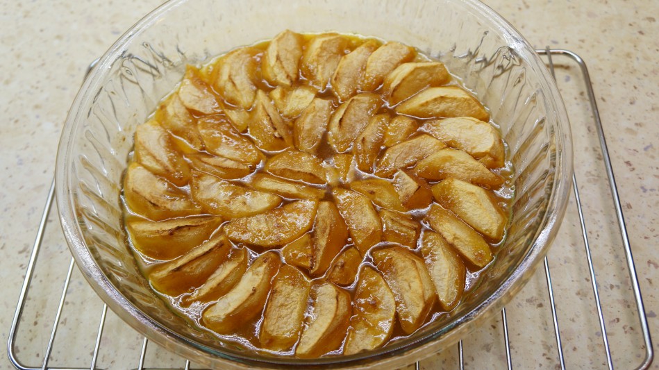 Prajitura rasturnata cu mere si caramel